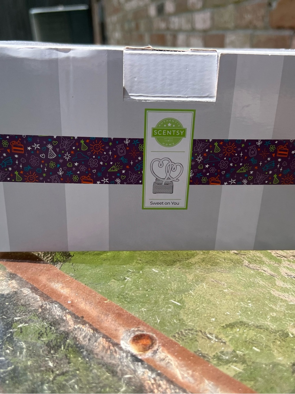 Scentsy Gift Box - White with Purple Accent